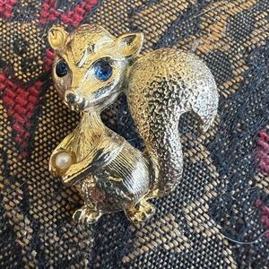 VINTAGE gold tone skunk brooch pin